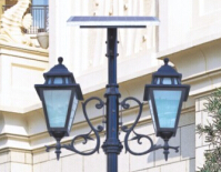 花園里的太陽(yáng)能庭院燈