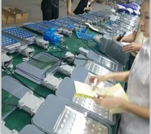 華可太陽(yáng)能路燈車(chē)間為客戶(hù)加班趕貨中！