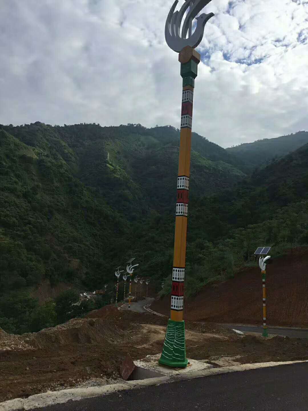 華可感謝貴州王總的信任，80套太陽(yáng)能路燈安裝完畢！